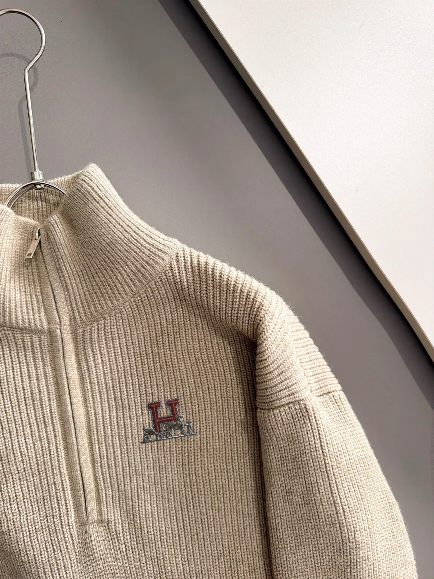 The latest knitted sweaters from Hermès’ 2026 autumn and winter official website are on sale at the same time at Hot Sale counters! Specially made of wool blended fabric. It feels comfortable and can be directly in contact with the skin. The logo badge is exquisitely embroidered, which is extremely eye-catching! The details highlight the fashionable charm of big brands. Exquisite workmanship. Three-dimensional cutting style. The wearing effect is invincible and handsome! All three standards are complete! Sizes:M-4XL